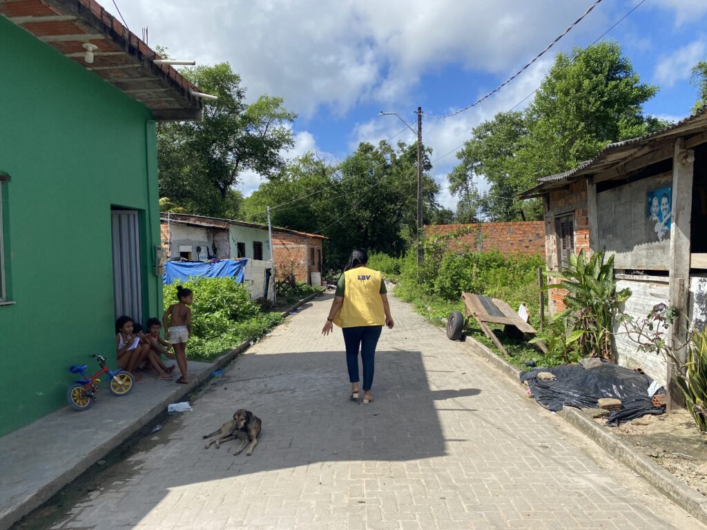 A assistente social da LBV, Cintia de Sousa, fazendo a visita domiciliar à família atendida.